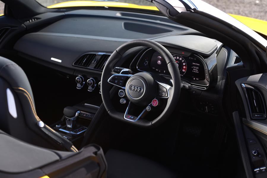 Интерьер Audi R8 Spyder V10 2016 года  (UK) (фото 26 из 40)